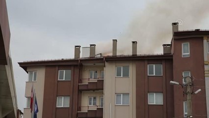 Apartmanın çatı katında çıkan yangın hasara yol açtı