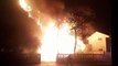 Imagens feitas por moradores mostram incêndio monstruoso que destruiu casa na Rua Bom Jesus