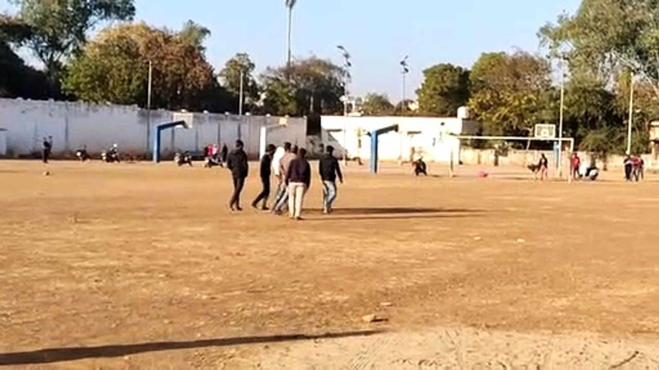 शहर में मकर संक्रांति पर्व पर कहीं लोग दान पुण्...
