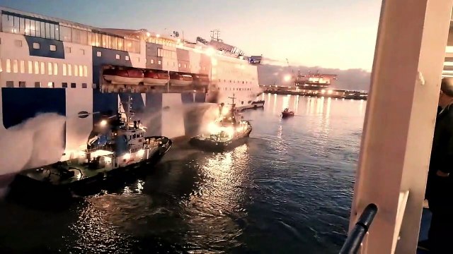 Palermo, l'incendio sul traghetto: una colonna di fumo esce dalla nave