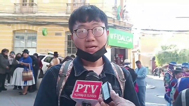 COREANO LLEGO A BOLIVIA EN BUSCA DE MARY QUE VIVE EN ACHACACHI OMASUYOS. Se conocieron por redes sociales. LA CITA NO FUE CON EXITO AL VER AL COREANO ORIGINAL. Segun redes sociales era distinto. La cita fue a la paz Plaza Murillo