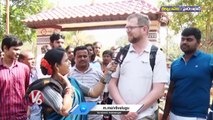 Teenmaar Chandravva Interaction With Foreigners Over Sankranthi Celebrations At Shilparamam |V6 News