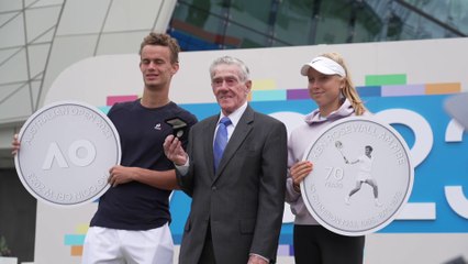 Open d'Australie 2023 - Brenda Fruhvirtova and Luca Van Assche with Australian tennis legend Ken Rosewall is being honoured on the official Australian Open 2023 coin