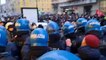 Corteo anarchici a Milano, tensione in centro: sosta davanti a San Vittore