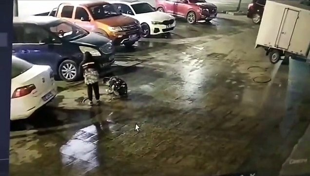 Des enfants lancent un pétard dans une bouche d'égout... et boooom