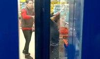 Esenyurt'ta market çalışanı ile müşteri kavga etti, ortalık savaş alanına döndü