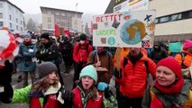 WEF'in açılışından önce iklim krizi protestosuna sahne oldu