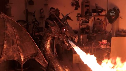 Kaynak ustası, metal malzemelerden alev püskürten "Ejderha" yaptı