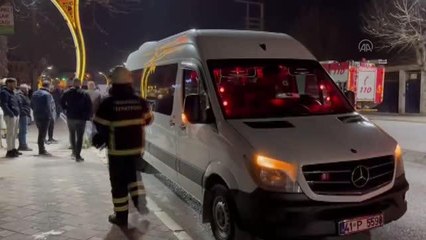 Servis minibüsü ile çarpışan otomobilin sürücüsü yaralandı