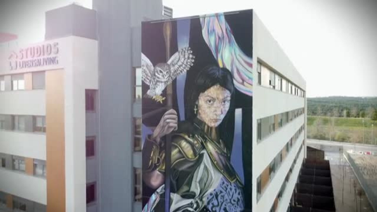 El artista Uriginal expone un extraordinario mural de casi 140 metros cuadrados en una fachada de Alcobendas