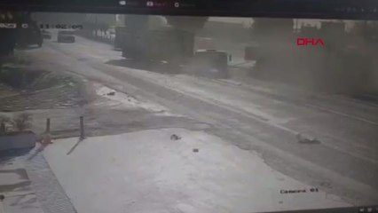 KAMYON İLE TIR'IN ÇARPIŞTIĞI KAZA ANI GÜVENLİK KAMERASINDA