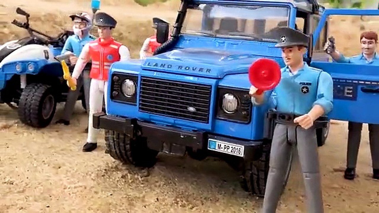 警車和消防車組隊用淘氣的魔法手聯手戰鬥_|_汽車玩具_|_兒童視頻(360p)
