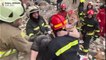 شاهد: فرق الإنقاذ تواصل البحث عن ناجين بين أنقاض مبنى قصفه الروس في دنيبرو