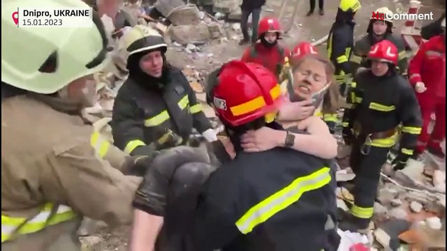 شاهد: فرق الإنقاذ تواصل البحث عن ناجين بين أنقاض مبنى قصفه الروس في دنيبرو