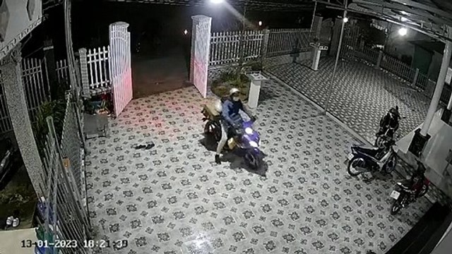 Ấm lòng cảnh cả gia đình đón chàng trai trở về: Em gái chạy ào ra, mẹ ôm hôn con thắm thiếtẤm lòng cảnh cả gia đình đón chàng trai trở về: Em gái chạy ào ra, mẹ ôm hôn con thắm thiết