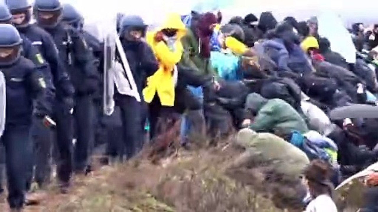 Polizisten stecken in Lützerath im Schlamm fest: Diese Videos gehen viral