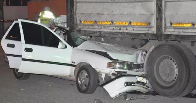 Kırıkkale'de otomobil park halindeki TIR'a çarptı: 1 ölü