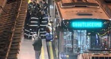 İstanbul’da durakta bekleyen yolcu metrobüsün altında kaldı