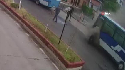 Motor kısmı alev alan dolmuş paniğe neden oldu