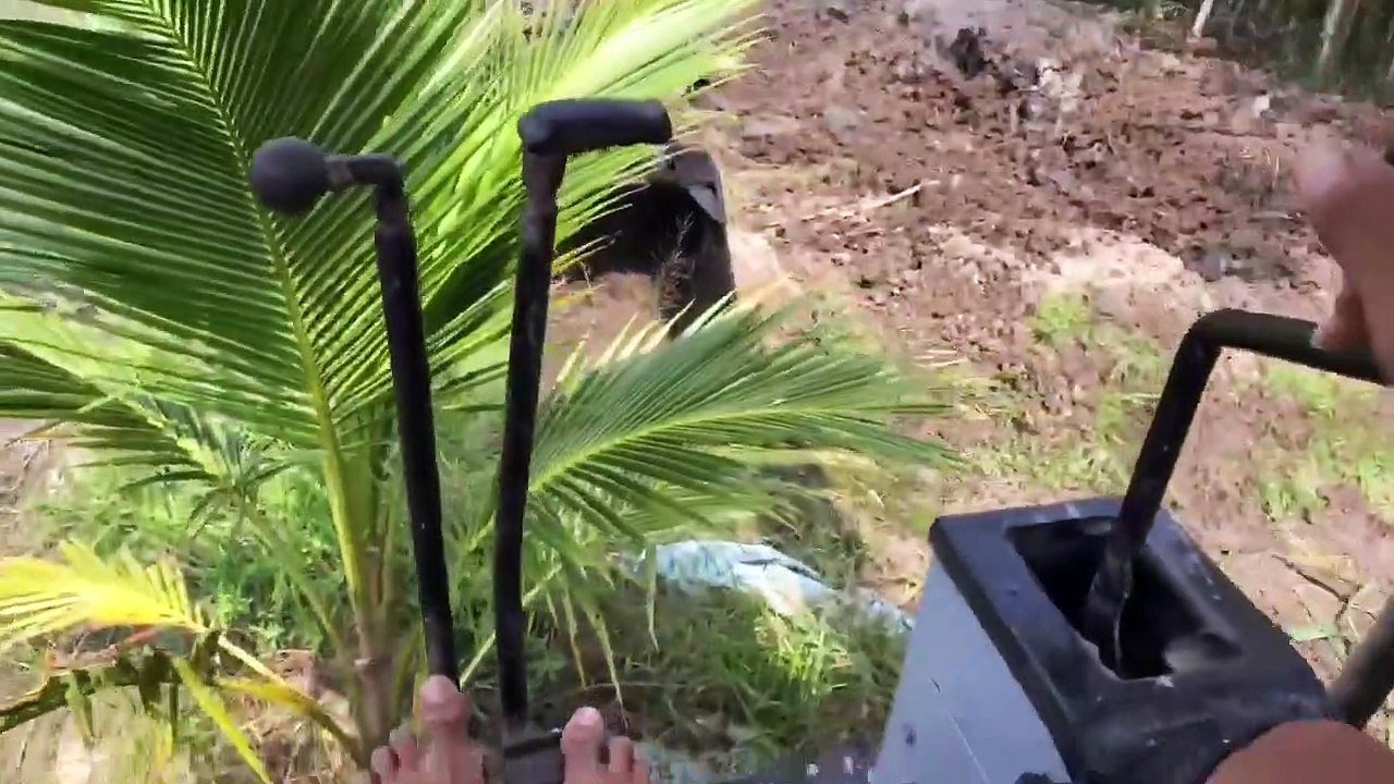 Excavator_ XE CUỐC TRAO ĐỖI VĨ “VÀ CHẠY XUỐNG PHÀ”
