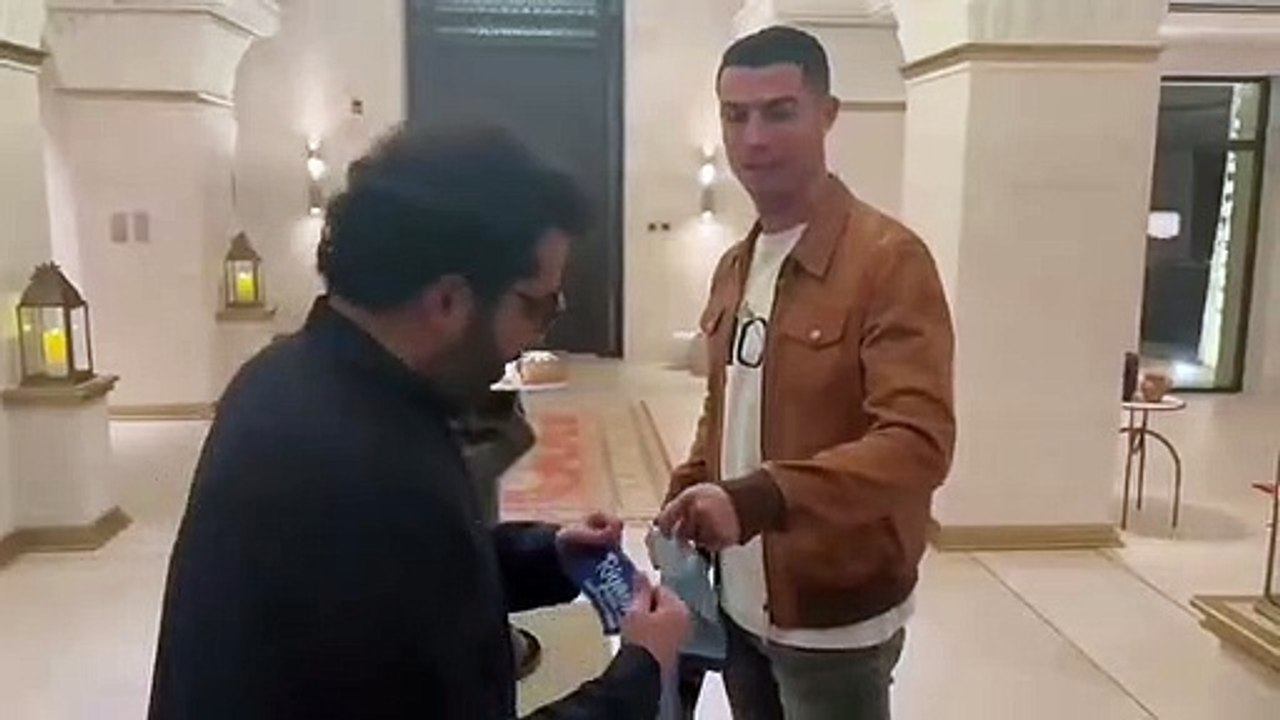 تركي آل الشيخ يمنح كريستيانو رونالدو شارة قيادة نادي النصر