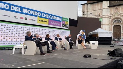 Bologna, protesta a La Repubblica delle idee dei 'no cemento'