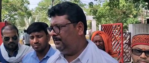 The lover lost his temper in the craze of love, realized that the girl