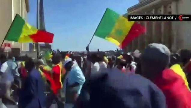 Des Sénégalais scandent « Libérez Sonko » devant la Tour Eiffel