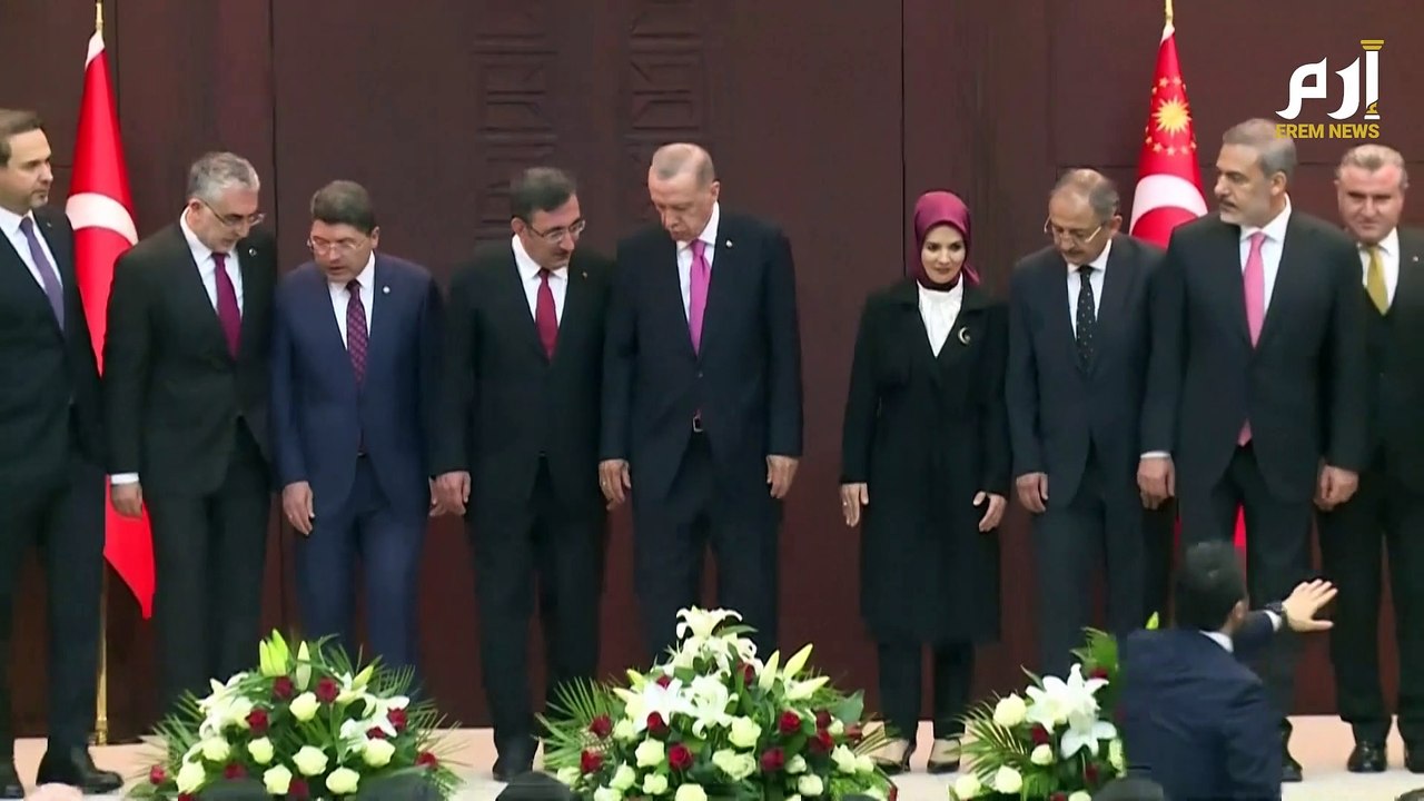 أردوغان يلتقط صورا تذكارية مع حكومته الجديدة