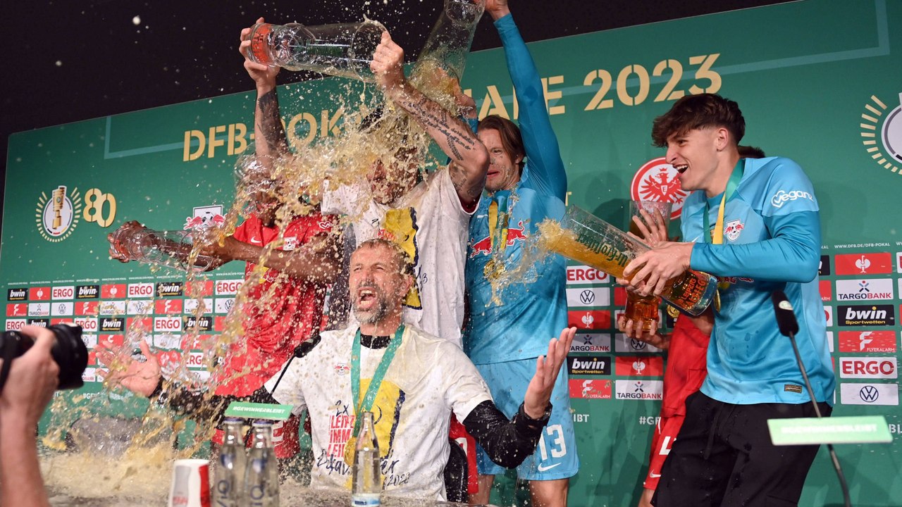 Bierdusche für Rose: Leipziger Mannschaft stürmt die Pressekonferenz