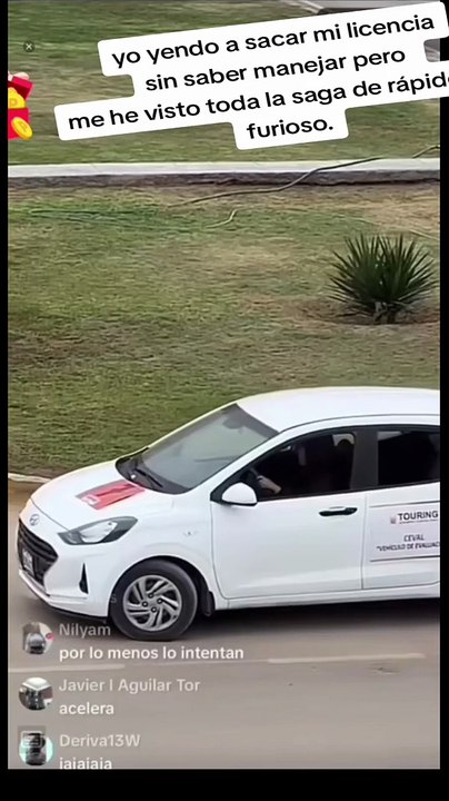 Joven choca el vehículo que maneja en plena prueba para sacar brevete y escena se hace viral