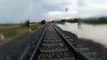 La catastrophe est revenue： Le train, qui approchait de la section détruite par les inondations, a été arrêté au dernier moment par les citoyens