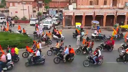 जयपुर में सुबह-सुबह गूंज उठे श्रीराम के उद्घोष, लोगों ने जगह—जगह की पुष्प वर्षा