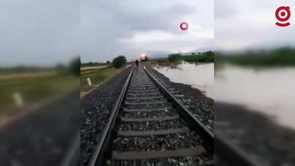 Faciadan dönüldü: Selin çökerttiği bölüme yaklaşan tren, vatandaşlar tarafından son anda durduruldu