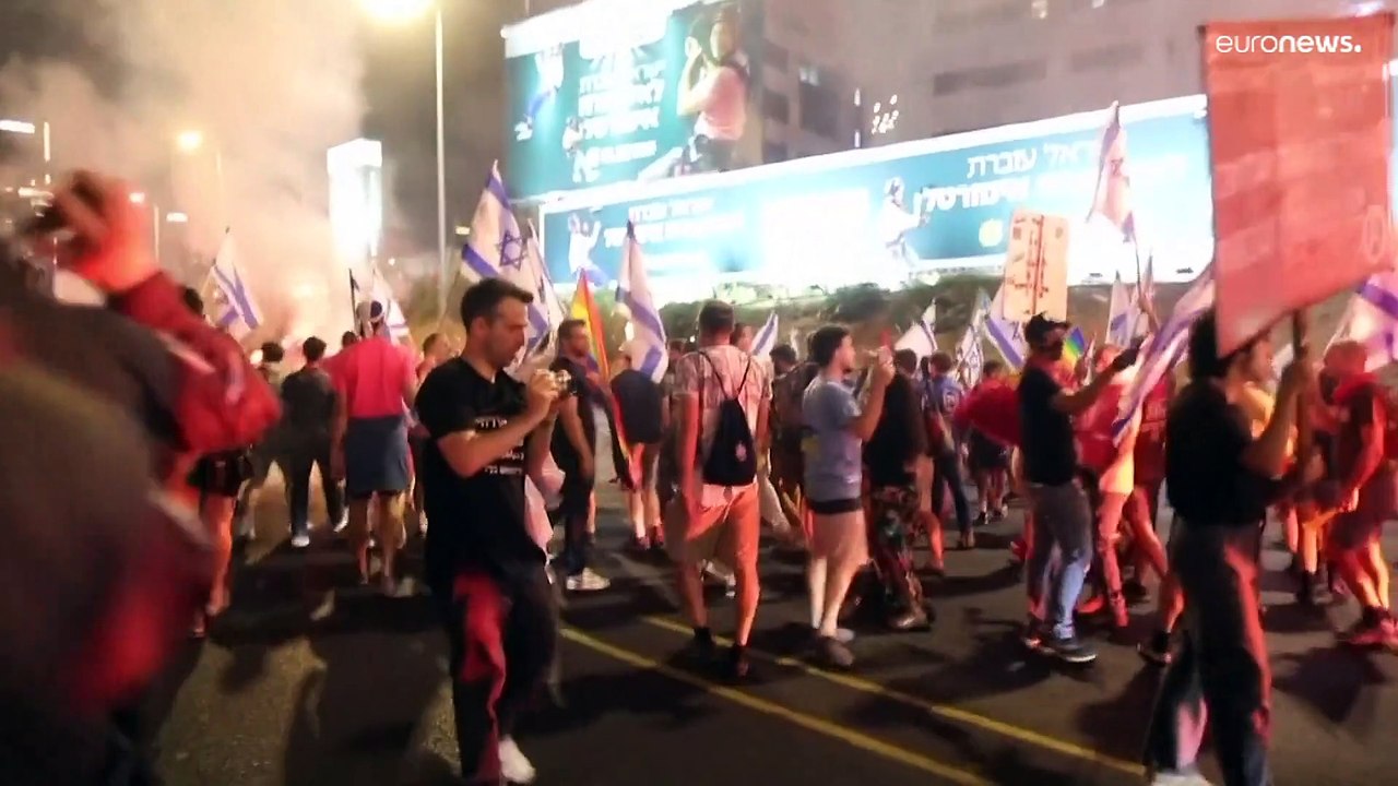 شاهد: للأسبوع الثاني والعشرين.. عشرات الآلاف يحتجون على الإصلاح القضائي في تل أبيب