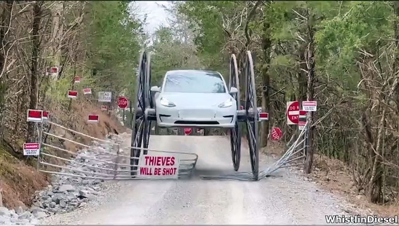 Un homme a rajouté de grandes roues sur une Tesla