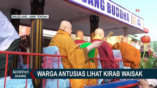 Berjalan Kaki ke Candi Mendut Menuju Borobudur, Warga Magelang Antusias Lihat Tradisi Kirab Waisak!