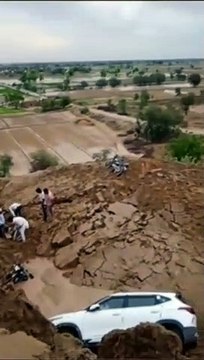 टिब्बा का एक हिस्सा धंसने से कई वाहन पचास फीट नीचे फंसे