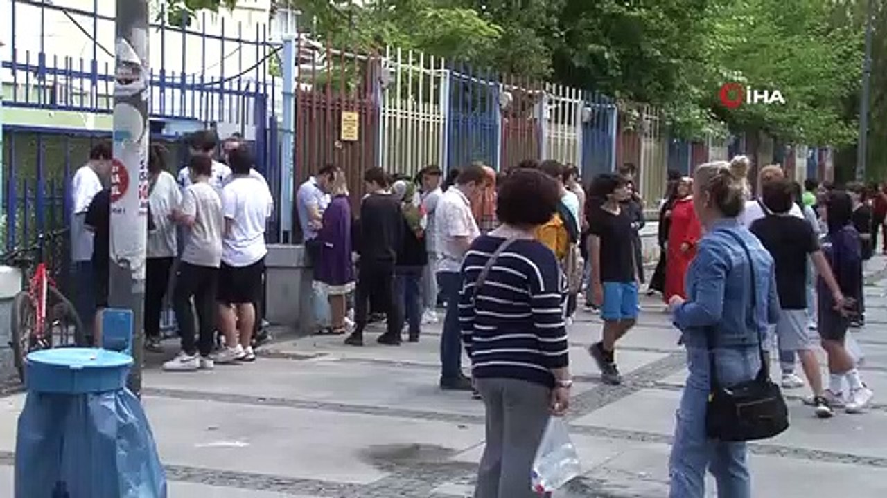 İzmir'de LGS heyecanı başladı -Öğrenciler içeride, veliler dışarıda ter döküyor