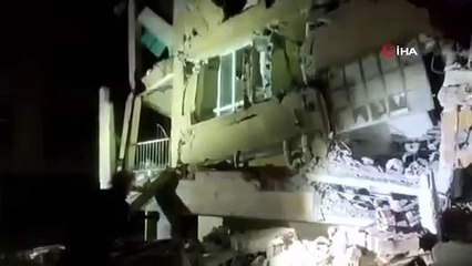 Kırıkhan'da ağır hasarlı bina kontrollü olarak yıkıldı