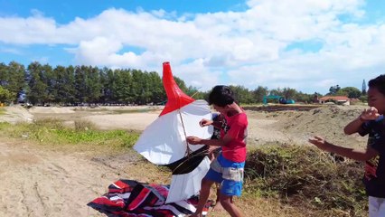 Main Layangan Janggan Di Pantai Merta Sari Sanur Bali