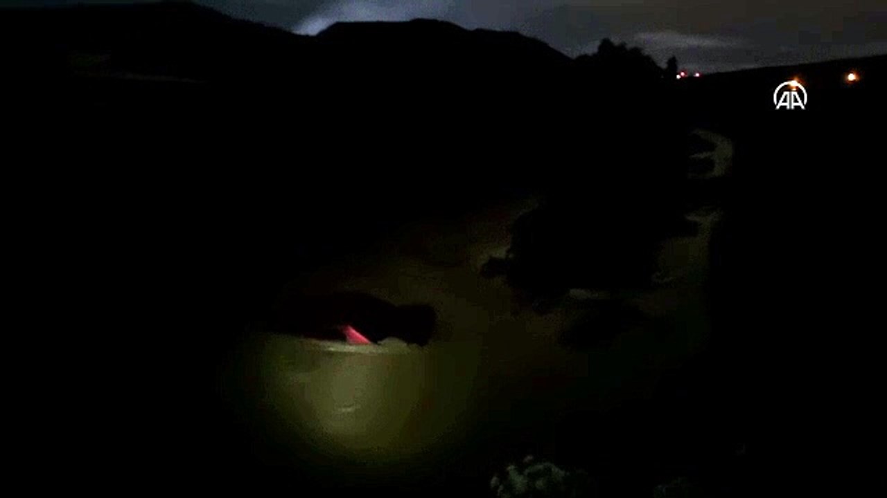 Çorum’da dereye düşen otomobilin sürücüsü ile oğlu yaralandı