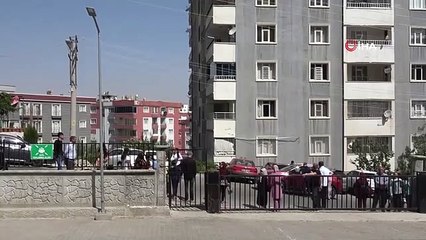 Mardin'de LGS heyecanı: Öğrenciler sınavda, aileler okul kapısında ter döktü