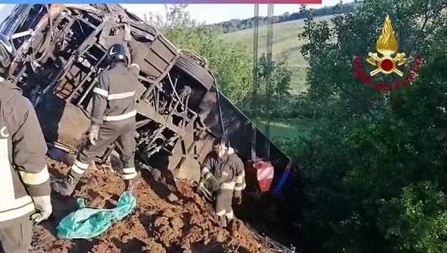 Incidente sulla A16 Napoli-Canosa, bus finisce nella scarpata