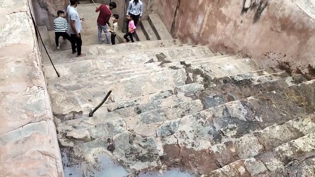 युवाओं ने थामी झाड़ू, दो घंटे में कर दी वर्षों पुरानी बावड़ी साफ