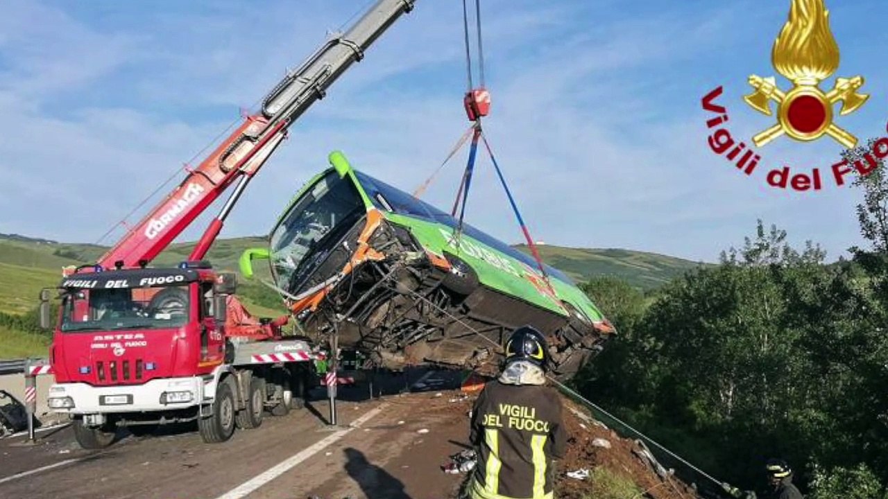 Tamponamento a catena sull'autostrada A16: pullman finisce in una scarpata. Un morto e 14 feriti - video