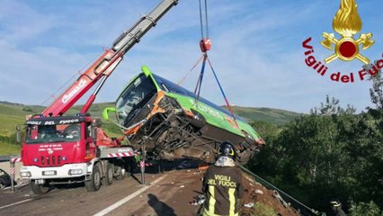 Bus departing from Puglia crashes into an escarpment: one dead and 14 injured - video