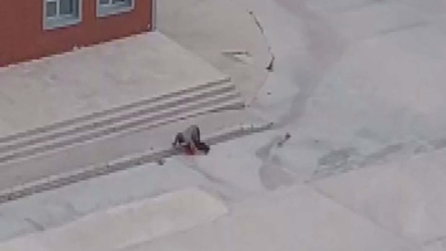 Fırtına da yürüyemeyen adamın imdadına polis yetişti