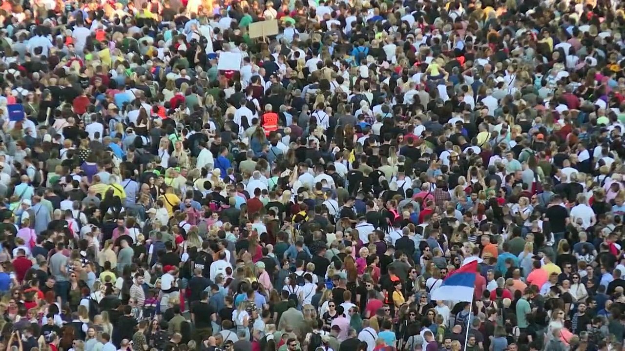 Zehntausende demonstrieren gegen serbische Regierung