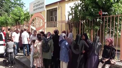Diyarbakır'da öğrenciler içeride aileler dışarıda ter döktü